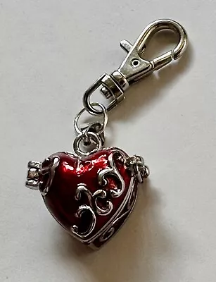 Charm Clip On Valentine Heart Red Design Locket Zipper Pull Purse 5/8 Of 1  Open • $2.95