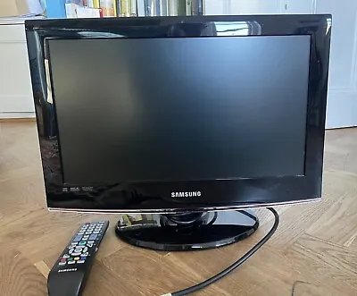 Samsung LE19B450C4W 19” TV With Remote Control Stand And User Manual • £36