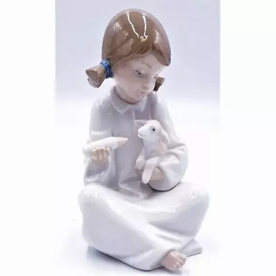 LLADRO NAO TIME FOR YOUR BOTTLE GIRL WITH A LAMB 1275 By José Javiier Malavia • £24.95