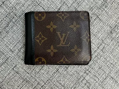 Louis Vuitton Men's Bifold Wallet - Black And Brown  • $53