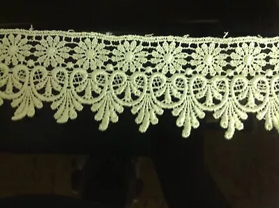 New  2 3/4  Medallion Pattern Ivory Venise Lace Fabric Trim • $2.69