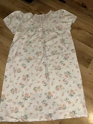 Womens Unbranded White Floral Night Gown Size 14-16  • £1.80