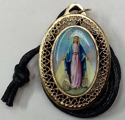 Medalla De La Santisima Virgen De La Medalla Milagrosa Color Dorada+ Cordon 24” • $7.50