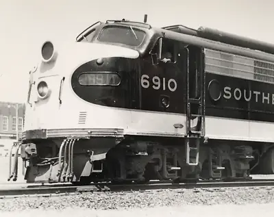 Southern Railway Railroad SOU #6910 E8A Electromotive Train Photo Seneca SC 1964 • $16.97