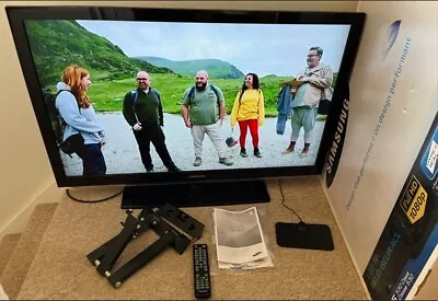 Samsung Series 5 46 Inch 1080p Full HD LED TV With Stand Wall Bracket Remote • £125
