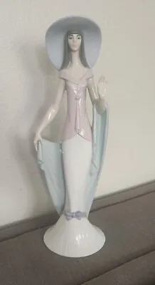 Lladro 6213 Lady Of Nice 1995-99 Glossy Porcelain Sculpture Figurine 13.5  SPAIN • $79.99