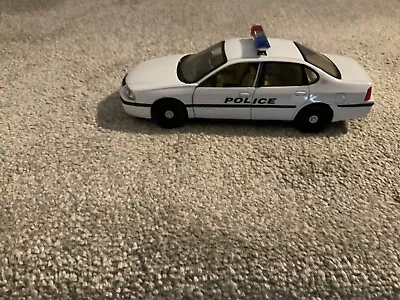 Welly 1:24 2001 Chevrolet Impala Police Car Die-Cast White VGC • $19.99