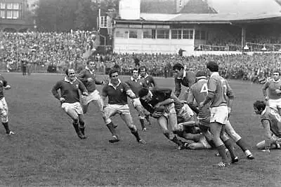 Wales' Mervyn Davies Tries To Break Through France Defence 1970 RUGBY PHOTO • £5.60