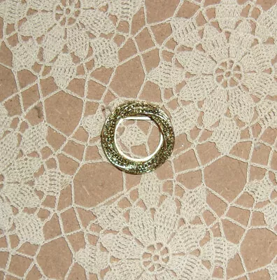 Vintage Textured Twisted Design Gold Tone Round Scarf Ring Clip 1 1/4  X 1 1/4  • $12.99