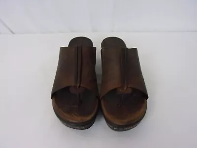 Born Slip On Thong Toe 2  Wedge Sandal    SIZE: 8      DARK BROWN • $5.58