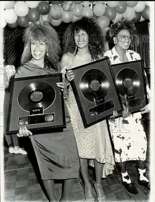 1985 Press Photo The Pointer Sisters With Gold Albums At Universal Amphitheatre • $16.99