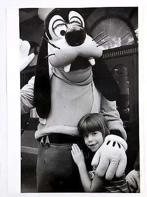 1986 Walt Disney World Goofy Young Girl Vintage Promo Photo Lake Buena Vista FL • $12.99