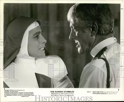 1979 Press Photo Dick Van Dyke And Kathleen Quinlan In  The Runner Stumbles  • $16.99