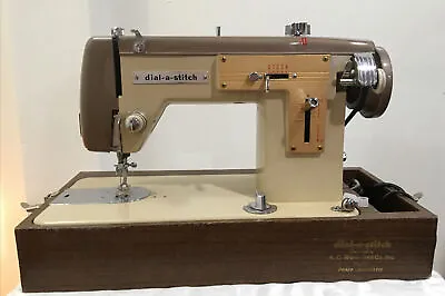 $250 • Buy  PFAFF Dial-a-stitch PRECISION BUILT DE LUXE  SEWING MACHINE With PEDAL & CASE-