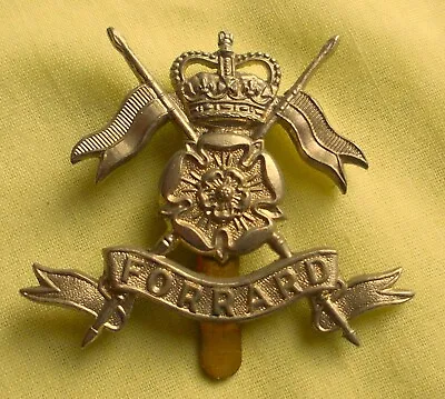White Metal Qc Queen's Own Yorkshire Yeomanry 'forrard' Gaunt Cap Badge - B879 • £12
