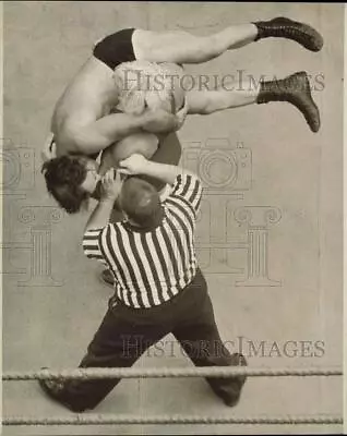 1977 Press Photo Wrestlers Roger Kirby George Godasky; Referee Is Marty Miller • $19.99