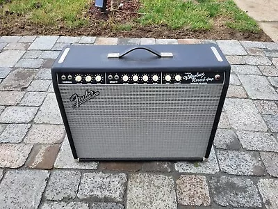 Fender Custom Vibrolux Reverb Guitar Amplifier With Cover. • $985