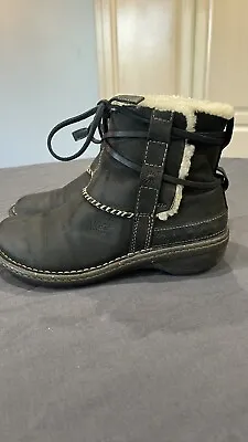 UGG Boots Womens 7 Cove Ankle Winter 5136 Black Leather Sheepskin Wool Lined • $40