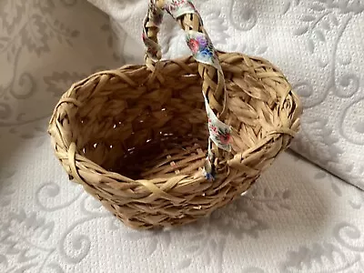 Woven Basket With Handle. 7x7x9 • $5