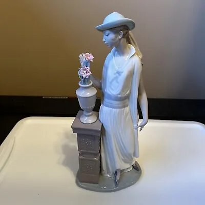 Lladro Lady Grand Casino 13 1/2” Tall Tall Lady With Hat And Flower Vase • $150