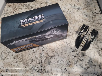 $110 • Buy Mass Effect Normandy SR2 Ship Replica Statue Figure Dark Horse Collectible Model