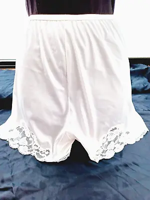 Vintage VANITY FAIR 5 Ice White Tap Pants With Lace • $35