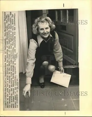 1975 Press Photo Conservative Party Member Margaret Thatcher Puts Out Bottles • $15.99