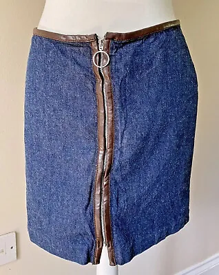 Women's Denim Min  Skirt Size 6 Front Zip Old Navy • £8