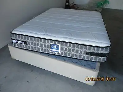 $550 • Buy Queen Bed Ensemble - Immaculate Condition - Sealy - White  Colour 