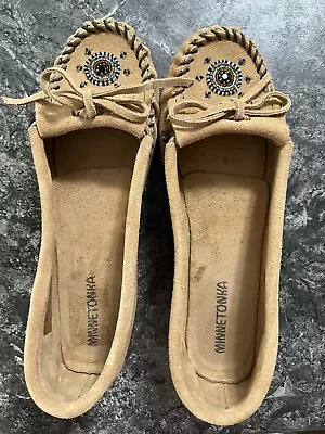 Minnetonka Women’s Hand Beaded Leather Suede Moccasins Taupe Sz 9.5 • $45