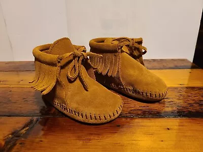 Moccasins Minnetonka Kids' Infant Classic Fringe Softsole Boots Size 5 NEW  • $25