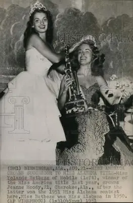 1951 Press Photo Miss Yolande Betbeze Crowns Jeanne Moody Miss America Alabama • $19.99