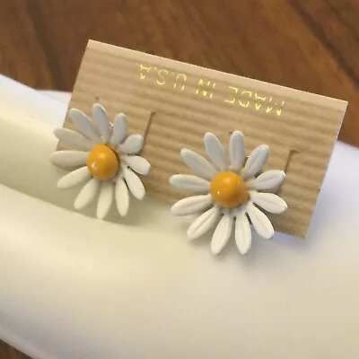 Vintage Estate White & Yellow Daisy Flower Pierced Earrings • $8.79