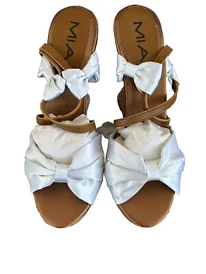 New MIA Isabella White Textured Wedges Women Size 8.5 Straps Buckle Sandals Bows • $19.99