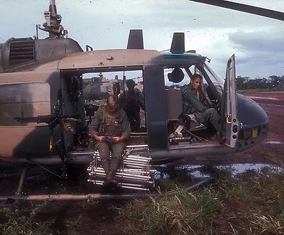 UH-1P Huey Helicopter Green Hornets Armed And Ready 8 X 10  Vietnam War Photo 93 • $7.43