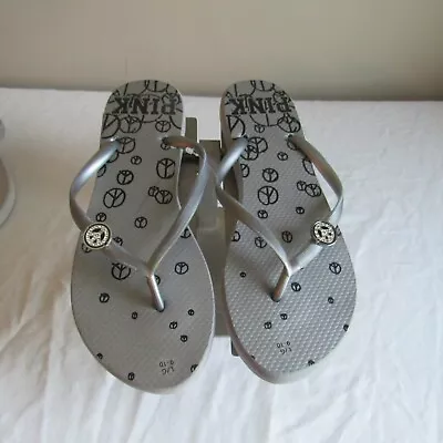 Victoria's Secret PINK Trinket Flip Flop Thong Sandal Shoe Gray/Black L  9/10 • $14.99