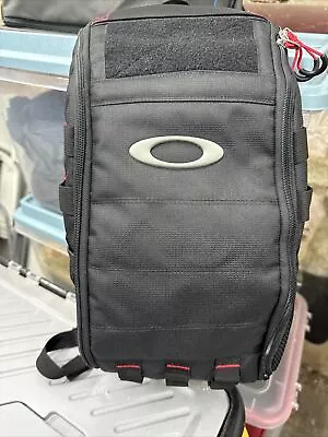 Oakley Extractor Sling Bag. V1. Black. • $20