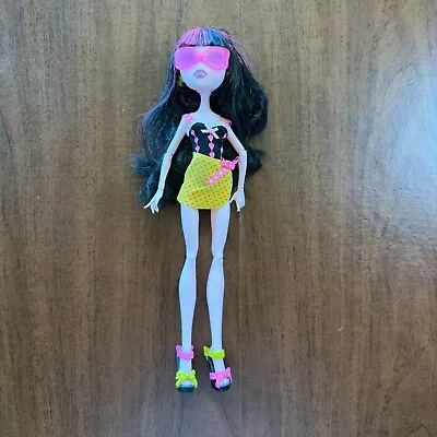 2010 Mattel Monster High Gloom Beach Draculaura Doll Mt- • $0.99