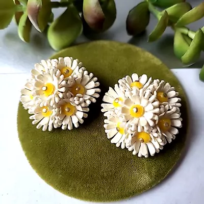 Vintage Estate Plastic Daisies Earrings Clip On • $0.99