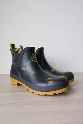 A+ Womens Joules Wellibob BEE Rubber Ankle Rain Boots 10 42 Chelsea Black Yellow • $31.79
