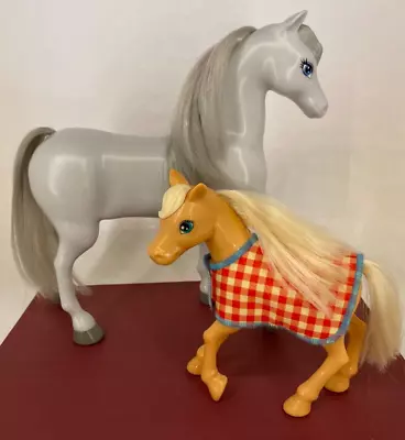 Mattel 2013 ☆ BARBIE ☆ White / Grey Horse With Tan Foal - Accessory • $38