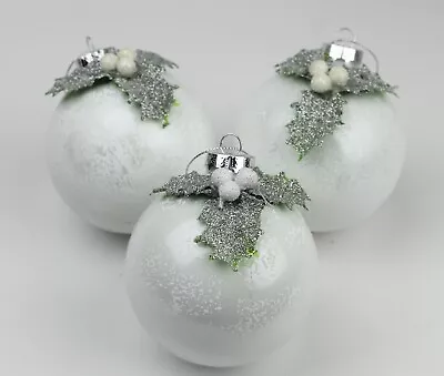 £10.99 • Buy Gisela Graham Christmas Frosted White Glass Bauble With Holly Decoration X 3
