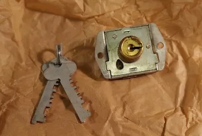 $9.75 • Buy Vintage Yale Cabinet Door Lock Desk Drawers Flat Keys. N.O.S. Never Used!