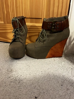 £15 • Buy Jeffrey Campbell Wedge Bootie 