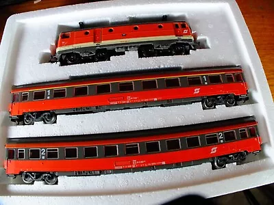 Marklin 2843 HO Gauge ÖBB Class 1043 Electric Loco & Carriage Set In Red Livery • $205.15