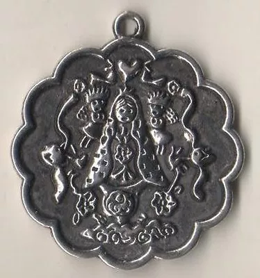 Lovely Scalloped Rim Virgencita Plis Cuidame Mucho Silvertone Religious Medal • $7.49