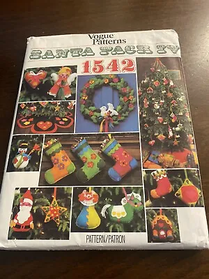 VTG Christmas Pattern Vogue #1542 UNCUT Wreath Ornaments Stocking Tree Skirt • $18.90