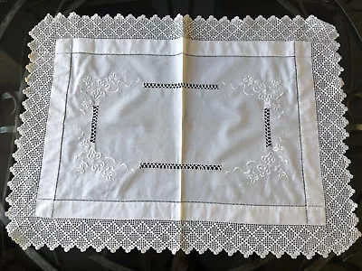 VINTAGE White Lace Crochet Edge Whitework Embroidery Tablecloth Linen 28X20in • £11.79