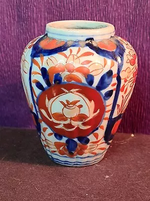 Japanese Imari Red And Blue Porcelain Ribbed Small Vase Hand Painted • £13.55