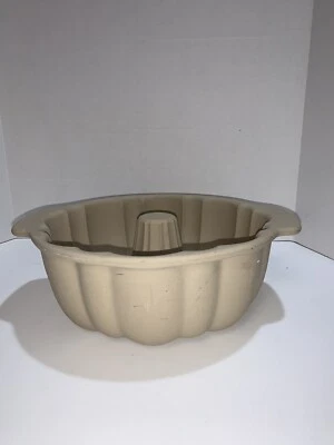 $49.99 • Buy The Pampered Chef #1440 Family Heritage Stoneware 10  Bundt Baking Pan Fluted